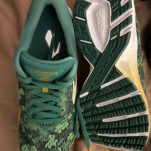 Brooks shamrock launch 5. Size 6 sneakers